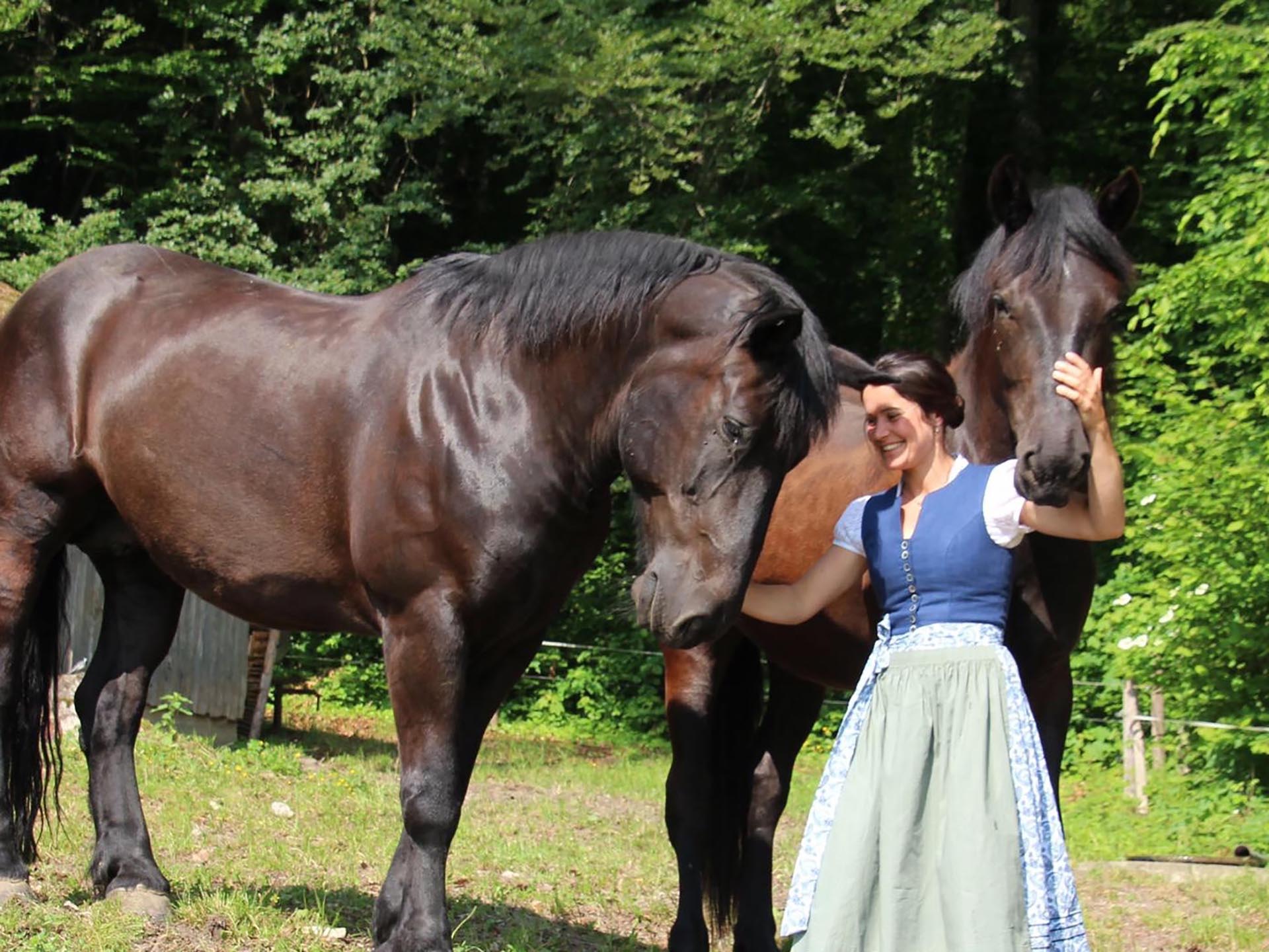 Steffi Kamml mit zwei Kaltblütern