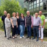 Die Mitglieder des Beirats der Nationalpark- und Biosphärenschulen (v. l.) Dr. Peter Loreth, The-resia Petram, Veronika Sedlmeir, Eva Dinter, Renate Buchstätter, Dr. Roland Baier, Helmut Ma-yer, Stefan Neiber nach der Beratung über die Wettbewerbsbeiträge.