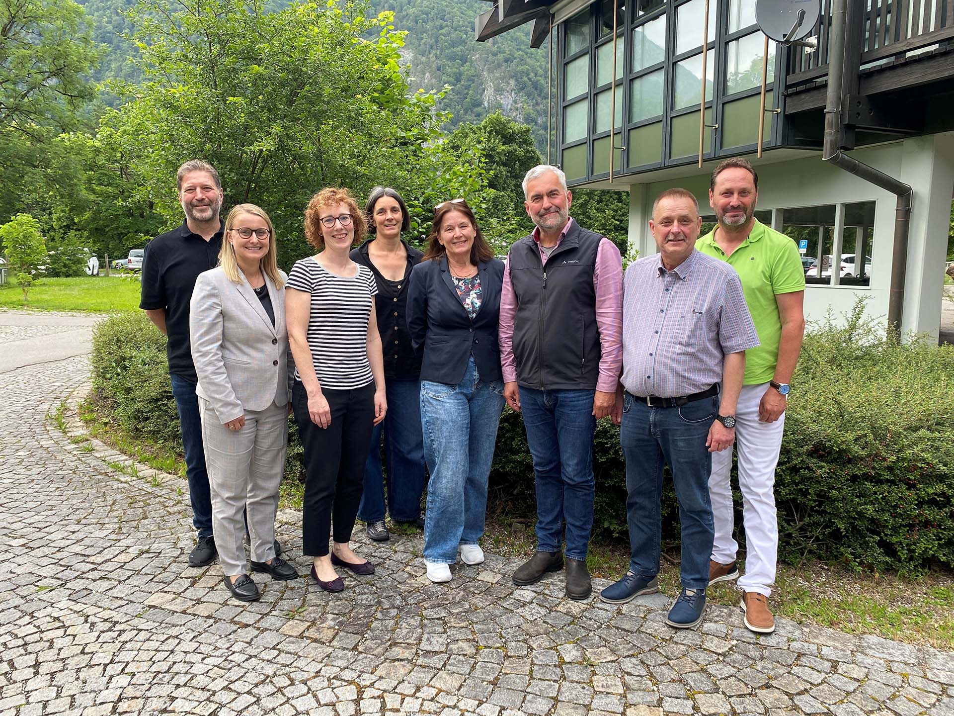 Die Mitglieder des Beirats der Nationalpark- und Biosphärenschulen (v. l.) Dr. Peter Loreth, The-resia Petram, Veronika Sedlmeir, Eva Dinter, Renate Buchstätter, Dr. Roland Baier, Helmut Ma-yer, Stefan Neiber nach der Beratung über die Wettbewerbsbeiträge.