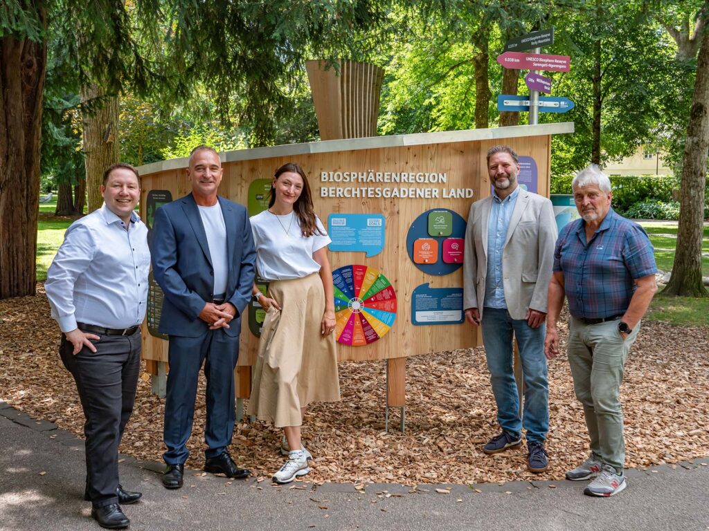 Dr. Christoph Lung (Oberbürgermeister Stadt Bad Reichenhall), Dirk Sasse (Geschäftsführer Bayer. Staatsbad Bad Reichenhall/Bayer. Gmain GmbH), Marie-Theres Detmer (Projektverantwortliche Biosphären-Verwaltungsstelle), Dr. Peter Loreth (Leiter Biosphären-Verwaltungsstelle) sowie Hans Hartmann (3. Bür-germeister Stadt Bad Reichenhall) machen sich im Ortenaupark ein Bild vom neu aufgestellten Biosphären-Infopunkt in der Stadt Bad Reichenhall.
