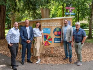 Dr. Christoph Lung (Oberbürgermeister Stadt Bad Reichenhall), Dirk Sasse (Geschäftsführer Bayer. Staatsbad Bad Reichenhall/Bayer. Gmain GmbH), Marie-Theres Detmer (Projektverantwortliche Biosphären-Verwaltungsstelle), Dr. Peter Loreth (Leiter Biosphären-Verwaltungsstelle) sowie Hans Hartmann (3. Bür-germeister Stadt Bad Reichenhall) machen sich im Ortenaupark ein Bild vom neu aufgestellten Biosphären-Infopunkt in der Stadt Bad Reichenhall.