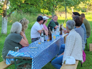 Teilnehmerinnen und Teilnehmer bei der Betriebsbesichtigung mit Verkostung bei der Kelterei Greimel in Laufen