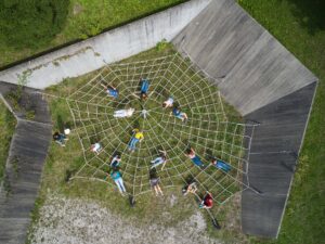 Schülerinnen und Schüler auf einem Spinnennetz-Klettergerüst