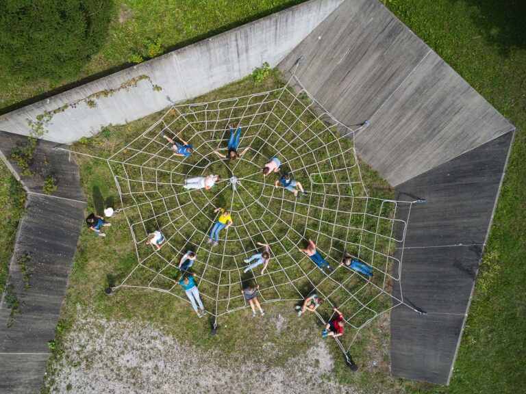 Schülerinnen und Schüler auf einem Spinnennetz-Klettergerüst