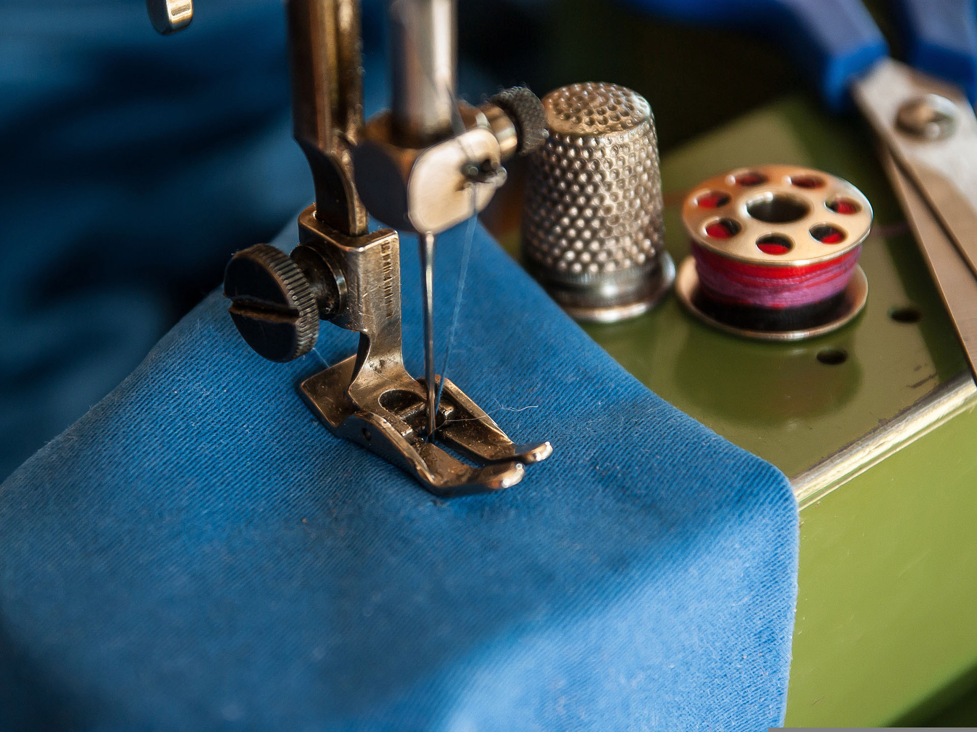 Upcycling: Nähmaschine mit Stoff
