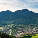 Blick auf Bad Reichenhall mit Bergen im Hintergrund