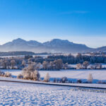 Blick über das winterliche Alpenvorland zum Hochstaufen